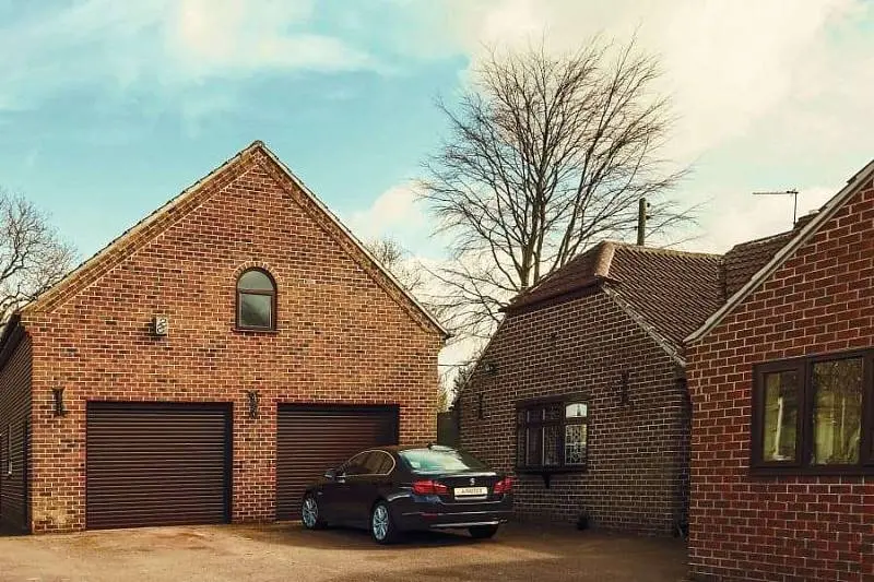 Двое гаражных рулонных ворот в одном стиле